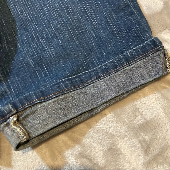 Levi's Perfectly Slimming 548 Bermuda Jean Shorts Size 6 - Picture 2 of 12